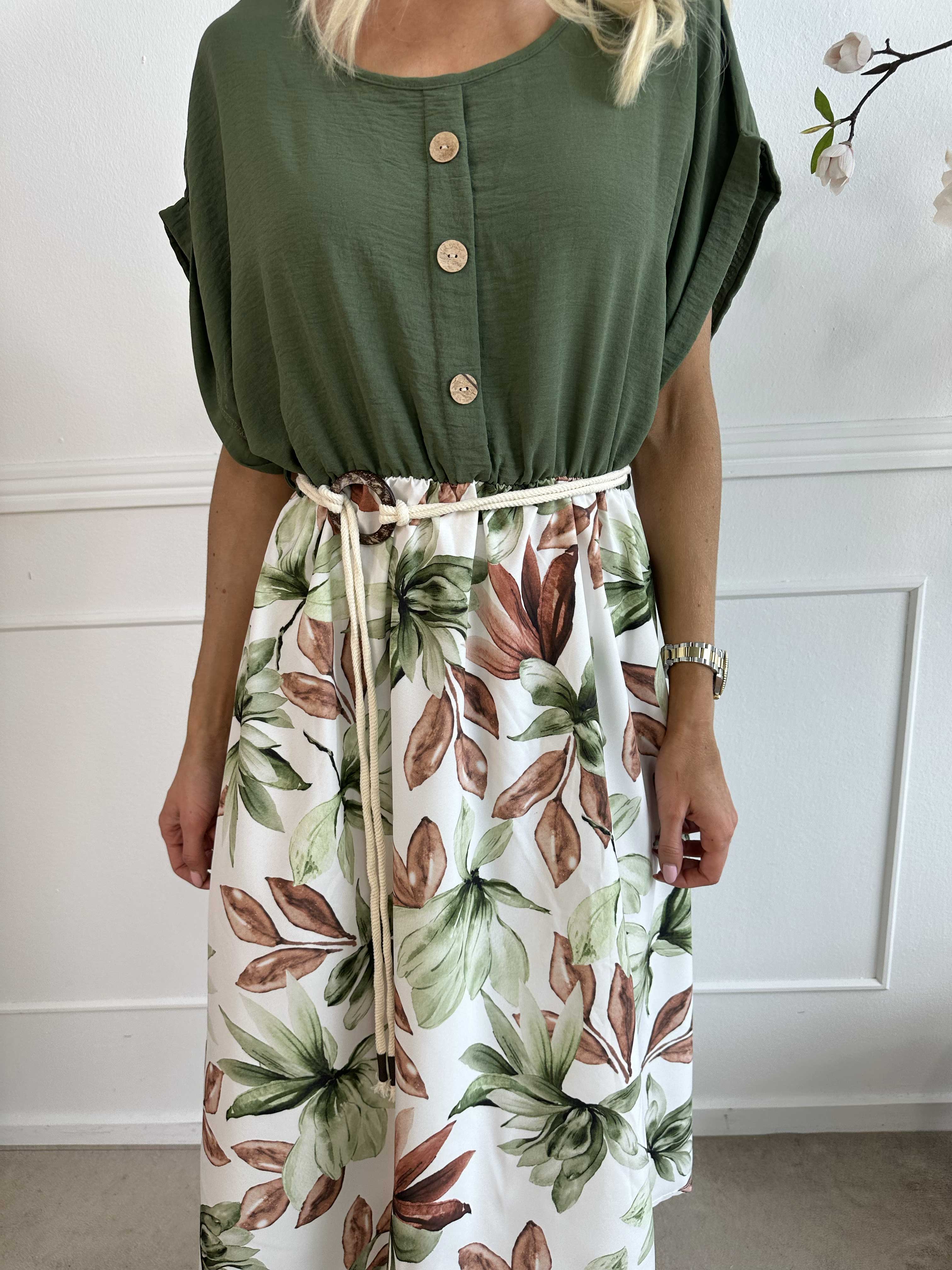 Dina - Fin klänning med resår i midjan och dekorativa knappar